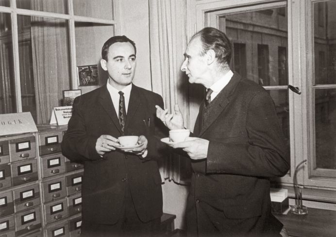 Paul Conrad (rechts) und Joachim Göbel im Theodor-Fontane-Archiv in der Dortustraße